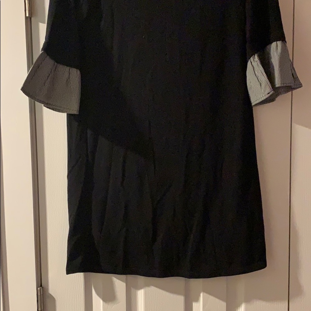 Dress with trimmed sleeves